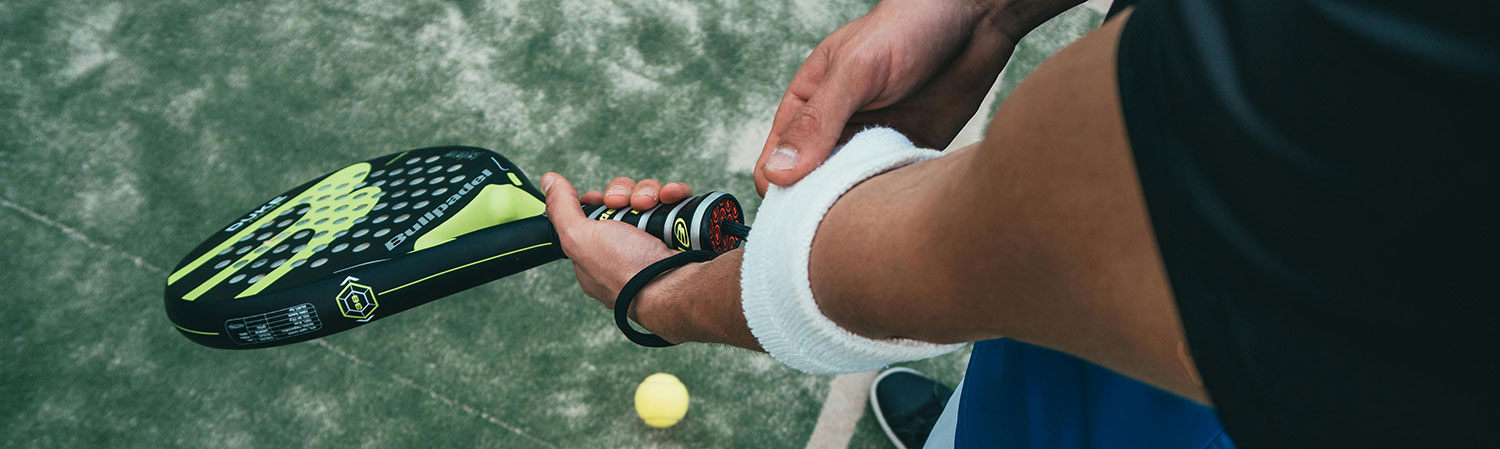 Jugador de padel colocandose su muñequera