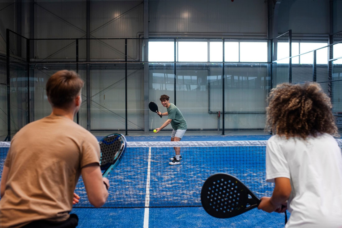 Saque en un partido de padel