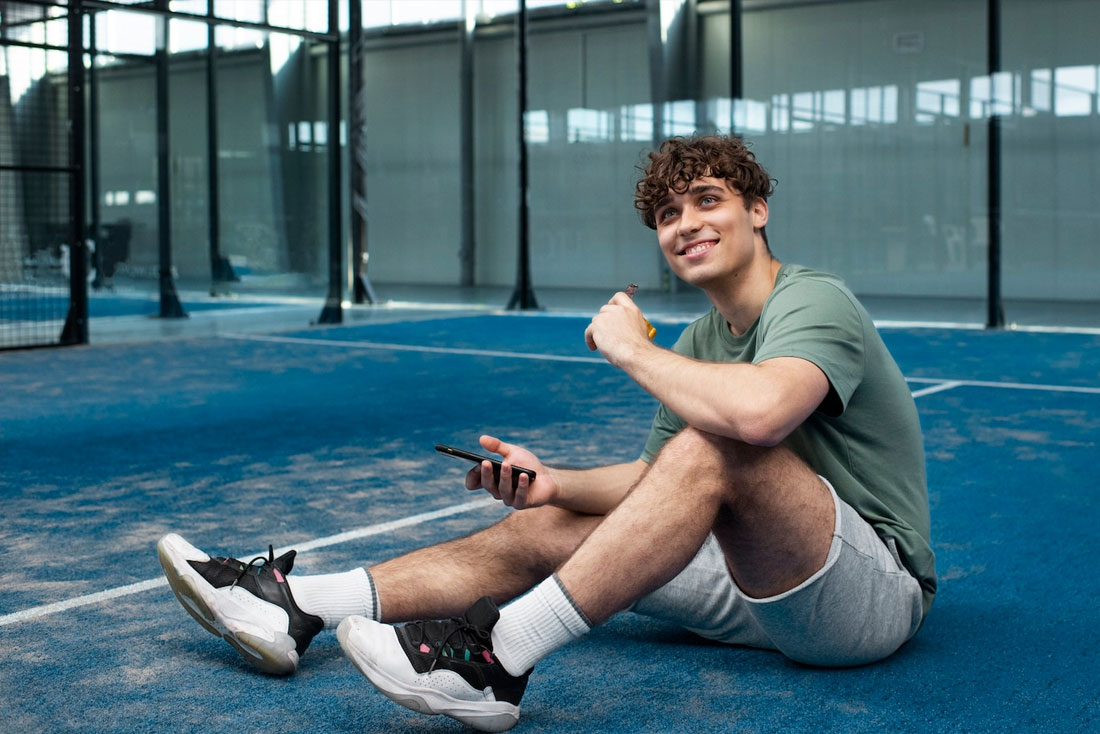 Jugador de padel descansando